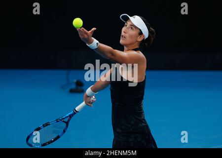 Sydney, Australien. 12th Januar 2022. Garbi-e Muguruza aus Spanien dient Ekaterina Alexandrova aus Russland während des Sydney Tennis Classic 2022 im Sydney Olympic Park Tennis Center, Sydney, Australien am 12. Januar 2022. Foto von Peter Dovgan. Nur zur redaktionellen Verwendung, Lizenz für kommerzielle Nutzung erforderlich. Keine Verwendung bei Wetten, Spielen oder Veröffentlichungen einzelner Clubs/Vereine/Spieler. Kredit: UK Sports Pics Ltd/Alamy Live Nachrichten Stockfoto