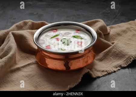 Raita ist eine Beilage in der indischen Küche aus Dahi zusammen mit rohem oder gekochtem Gemüse. Stockfoto