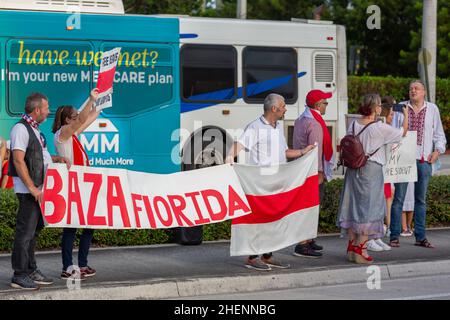 Menschen in Belarus bei einem Protest gegen Lukaschenko in Florida, USA. Zeichen für eine faire Wahl, Freiheit der politischen Gefangenen in Belarus. Demonstranten. Stockfoto