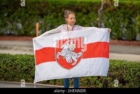 Menschen in Belarus bei einem Protest gegen Lukaschenko in Florida, USA. Zeichen für eine faire Wahl, Freiheit der politischen Gefangenen in Belarus. Demonstranten. Stockfoto