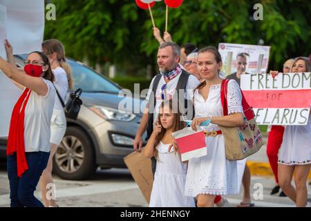 Menschen in Belarus bei einem Protest gegen Lukaschenko in Florida, USA. Zeichen für eine faire Wahl, Freiheit der politischen Gefangenen in Belarus. Demonstranten. Stockfoto