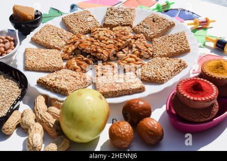 Tilgul Sesam Chikki Bars. Peanut Chikki und Sesam til Chiki Brühlinge mit haldi Kumkum, indischer grüner Apfel-Jujube ber, braunen Bora-Früchten und ganz g Stockfoto