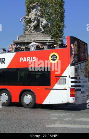 Touristenbus vor der Statue des Pferdes von Marly am Place de la Concorde Stockfoto