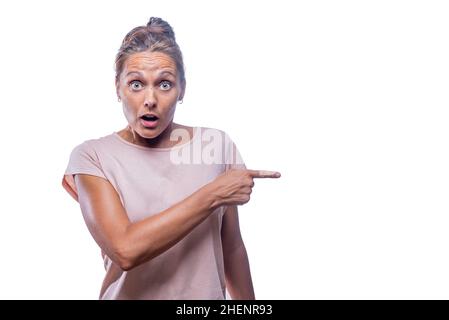 Betäubt schaute die Frau mit ihrem Zeigefinger auf die Kamera Stockfoto