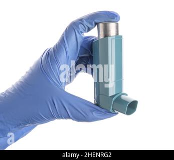 Weibliche Hand mit Asthma-Inhalator auf weißem Hintergrund, Nahaufnahme Stockfoto