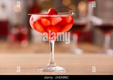 Glas vereisten Manhattan-Cocktails auf dem Tisch, Nahaufnahme Stockfoto