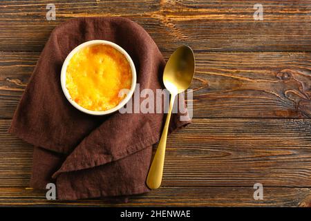 Auflauf mit leckeren englischen Fischkuchen auf Holzboden Stockfoto