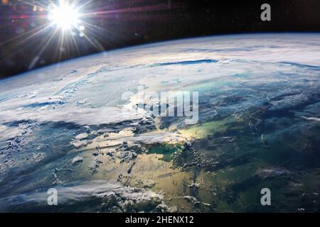 Die Schönheit unseres Planeten Erde. Sonnenaufgang über dem Meer und Wolken. Elemente dieses Bildes, die von der NASA eingerichtet wurden. Stockfoto