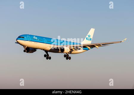 KLM - Royal Dutch Airlines Airbus A330-303 (REG: PH-AKF), der kurz vor Sonnenuntergang anreist, um bei Lufthansa Technik Malta zu warten, Stockfoto