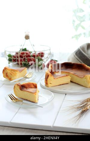 Baskischer gebrannter Käsekuchen auf weißem Hintergrund, viraler Käsekuchen Stockfoto