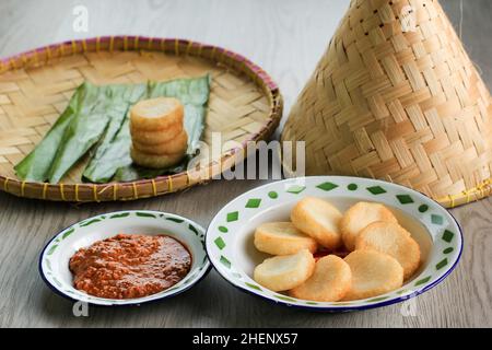 Ulen Ketan, traditioneller indonesischer Snack aus klebriger Dampfreis, komprimiert oder geformt und anschließend tiefgebratener Reis, serviert mit Sambal Oncom Stockfoto