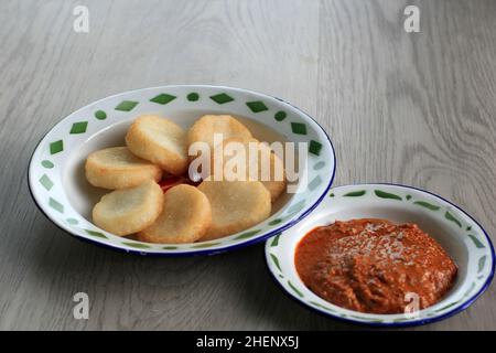 Ulen Ketan, traditioneller indonesischer Snack aus klebriger Dampfreis, komprimiert oder geformt und anschließend tiefgebratener Reis, serviert mit Sambal Oncom Stockfoto