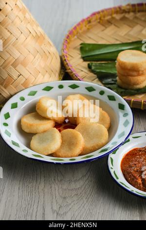 Ulen Ketan, traditioneller indonesischer Snack aus klebriger Dampfreis, komprimiert oder geformt und anschließend tiefgebratener Reis, serviert mit Sambal Oncom Stockfoto