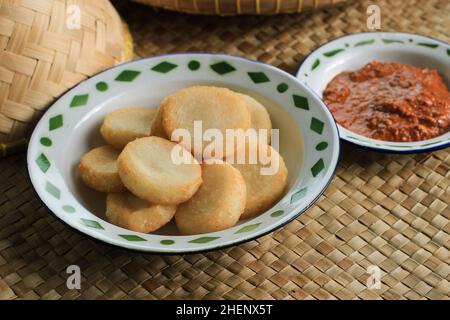 Ulen Ketan, traditioneller indonesischer Snack aus klebriger Dampfreis, komprimiert oder geformt und anschließend tiefgebratener Reis, serviert mit Sambal Oncom Stockfoto