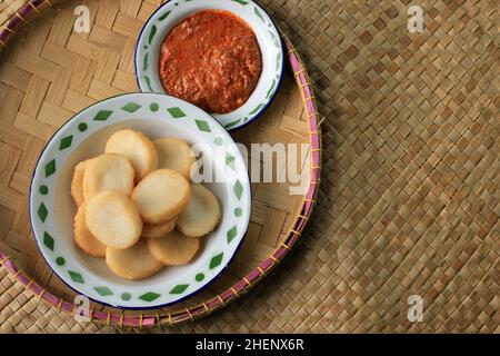 Ulen Ketan, traditioneller indonesischer Snack aus klebriger Dampfreis, komprimiert oder geformt und anschließend tiefgebratener Reis, serviert mit Sambal Oncom Stockfoto