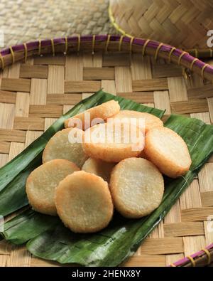 Ausgewählter Focus Ulen Ketan, traditioneller indonesischer Snack aus dampfgeklebtem Reis, komprimiert oder geformt und anschließend tiefgebratener Sauce, serviert mit Sambal Onco Stockfoto