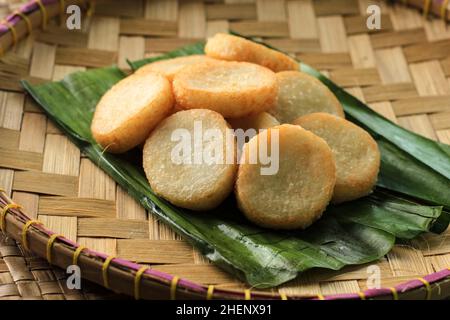 Ulen Ketan, traditioneller indonesischer Snack aus klebriger Dampfreis, komprimiert oder geformt und anschließend tiefgebratener Reis, serviert mit Sambal Oncom Stockfoto