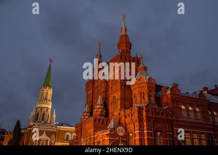 Das Staatliches Historisches Museum ist das größte Nationalmuseum Russlands. Seine Sammlungen bilden sich seit mehr als 100 Jahren und enthalten heute über 4,5 Millionen Objekte. Der Architekt Vladimir Sherwood und der Ingenieur Anatoli Semenov schufen das Gebäude des Museums auf dem Roten Platz. Es wurde im Juni 1883 während der Feierlichkeiten zur Krönung von Kaiser Alexander III. Für Besucher geöffnet Stockfoto