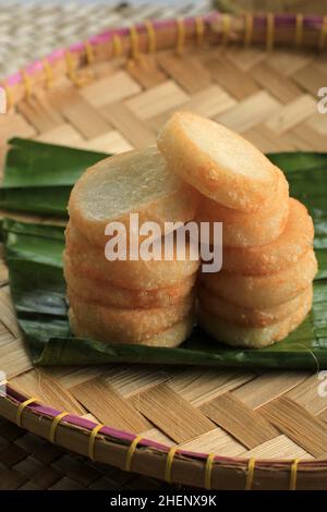 Gebratener Ulen Ketan, indonesischer traditioneller Snack aus dampfgebratenen klebrigen Reis, komprimiert oder geformt und anschließend tiefgebratener, serviert mit Sambal Oncom Stockfoto