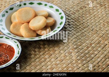 Ausgewählter Focus Ulen Ketan, traditioneller indonesischer Snack aus dampfgeklebtem Reis, komprimiert oder geformt und anschließend tiefgebratener Sauce, serviert mit Sambal Onco Stockfoto