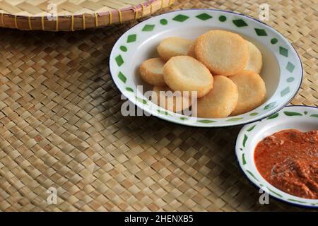 Ulen Ketan, traditioneller indonesischer Snack aus klebriger Dampfreis, komprimiert oder geformt und anschließend tiefgebratener Reis, serviert mit Sambal Oncom Stockfoto