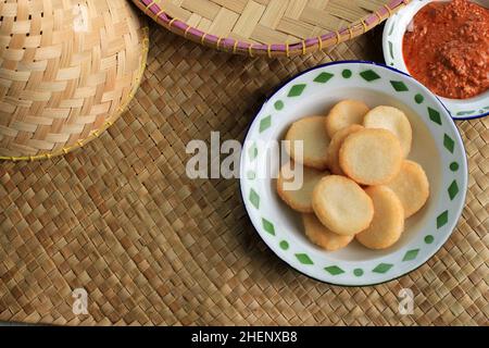 Ulen Ketan, traditioneller indonesischer Snack aus klebriger Dampfreis, komprimiert oder geformt und anschließend tiefgebratener Reis, serviert mit Sambal Oncom Stockfoto