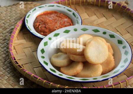 Ausgewählter Focus Ulen Ketan, traditioneller indonesischer Snack aus dampfgeklebtem Reis, komprimiert oder geformt und anschließend tiefgebratener Sauce, serviert mit Sambal Onco Stockfoto