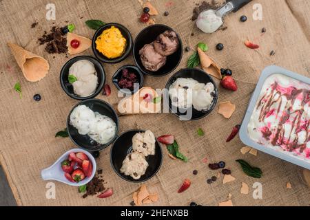 Erdbeereis mit Schokolade, Passionsfrucht und Kirsche Stockfoto