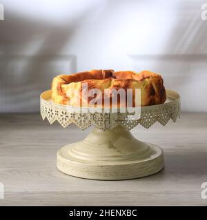 Baskischer Kuchen mit gebranntem Käse auf Kuchenständer Stockfoto