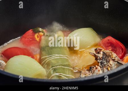 Gemüse kocht in Kochtöpfen mit Dampf aus nächster Nähe Stockfoto