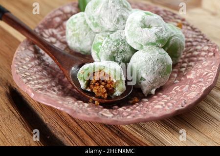 Mochi, japanischer Kuchen aus klejegem Reis, weich und klebrig, mit verschiedenen Füllungen. Nahaufnahme Von Mochi Sukabumi Stockfoto