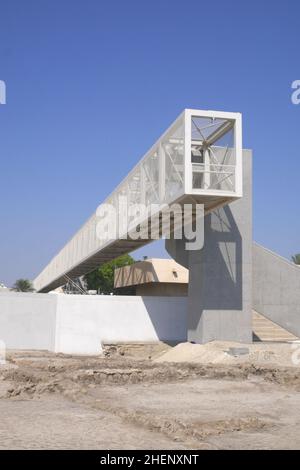 Fußgängerbrücke aus Stahl über den Al Khabeer Highway, Muharraq, Bahrain. Die Brücke ist Teil des Perling Trail von Bahrain, einem UNESCO-Weltkulturerbe Stockfoto