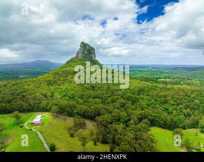 Luftaufnahme des Mount Coonowrin in den Glass House Mountains. Sunshine Coast, Queensland, Australien. Stockfoto