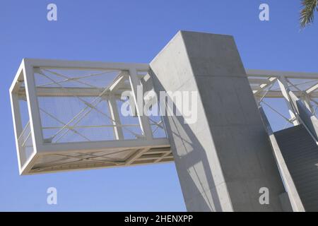 Fußgängerbrücke aus Stahl über den Al Khabeer Highway, Muharraq, Bahrain. Die Brücke ist Teil des Perling Trail von Bahrain, einem UNESCO-Weltkulturerbe Stockfoto