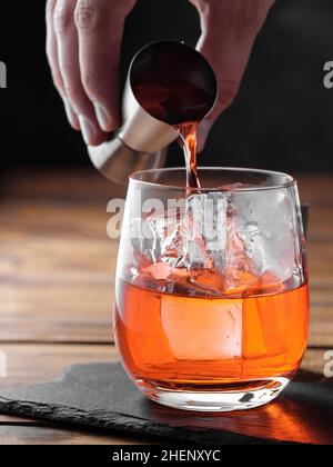 Negroni Cocktail auf einem Holztisch. Speicherplatz kopieren. Stockfoto
