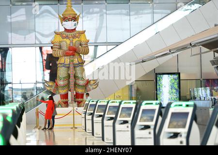 BANGKOK, 12. Januar 2022 (Xinhua) -- Menschen werden am Suvarnabhumi International Airport in Bangkok, Thailand, am 11. Januar 2022 gesehen. Aufgrund von Bedenken wegen einer neuen Welle des COVID-19-Ausbruchs hat Thailand das Quarantäneprogramm ab dem 22. Dezember 2021 und den Großteil seines Sandbox-Programms eingestellt. Dies ermöglicht den Zutritt ohne Quarantäne, während Besucher während ihres Aufenthalts sieben Tage lang an einem bestimmten Reiseziel bleiben müssen, mit Ausnahme der Resortinsel Phuket. Nach Angaben des Center for COVID-19 Situation Administration wird Thailand ab Januar 11 Quarantäne zulassen Stockfoto