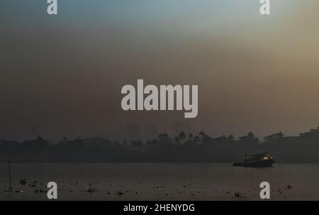 Bangkok, Thailand - Jan 10, 2022 : herrliche Panoramasicht auf die Fähre am Chao phraya Fluss am Morgen. Kopierbereich, genauer gesagt, kein Fokus. Stockfoto