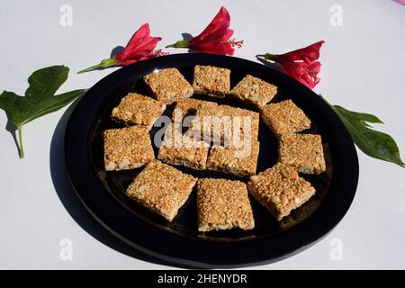 Makar sankranti special Food sweet item Gericht Rajgira Peanut Chikki oder Amaranth Chiki Bar auch bekannt als Cholai KI Chikki. Gesunde Lebensmittel für das Fasten upaw Stockfoto