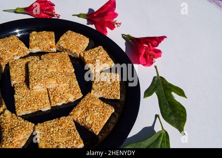 Makar sankranti special Food sweet item Gericht Rajgira Peanut Chikki oder Amaranth Chiki Bar auch bekannt als Cholai KI Chikki. Gesunde Lebensmittel für das Fasten upaw Stockfoto