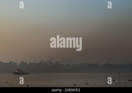 Bangkok, Thailand - Jan 10, 2022 : herrliche Panoramasicht auf die Fähre am Chao phraya Fluss am Morgen. Kopierbereich, genauer gesagt, kein Fokus. Stockfoto