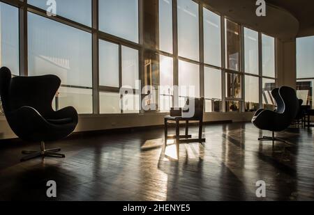 Bangkok, Thailand - Jan 10, 2022 : Gemeinsamer Bereich der Eigentumswohnung am Morgen. Neu normal, die Sitze wurden getrennt nach sozialem Distanzierpol eingestellt Stockfoto