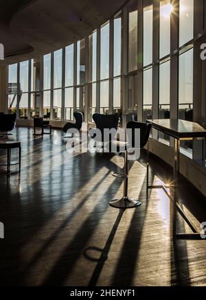 Bangkok, Thailand - Jan 10, 2022 : Gemeinsamer Bereich der Eigentumswohnung am Morgen. Neu normal, die Sitze wurden getrennt nach sozialem Distanzierpol eingestellt Stockfoto