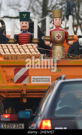 Chemnitz, Deutschland. 11th Januar 2022. Zwei Großfiguren 'Angel' und 'Miner' werden mit einem LKW der Stadt Chemnitz aus der Innenstadt transportiert. Die beiden traditionellen Figuren wurden in den letzten Jahren durch einen übermenschlichen Nussknacker und einen Schneemann ergänzt. Neben der 12 Meter hohen Weihnachtspyramide und einem 5 Meter hohen Kerzenbogen sind sie Teil der Dekoration des Chemnitzer Christkindlmarktes. Alle Stücke wurden von Handwerkern aus dem Erzgebirge hergestellt. Quelle: Jan Woitas/dpa-Zentralbild/ZB/dpa/Alamy Live News Stockfoto