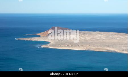 Blick auf die Insel La Graciosa vom Mirador del Rio auf Lanzarote, Spanien Stockfoto