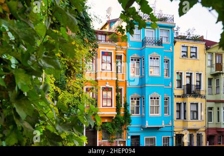 Blick auf die bunten historischen Häuser in Balat. Balat ist eines der ältesten und touristischen Viertel von Istanbul, Türkei. Stockfoto