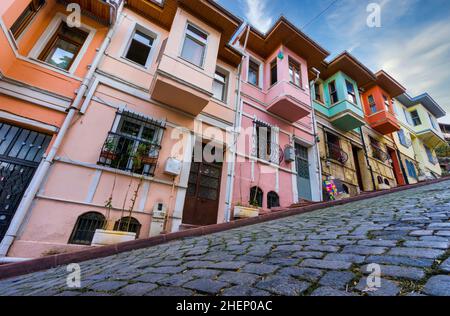 Blick auf die bunten historischen Häuser in Balat. Balat ist das traditionelle alte Viertel im Stadtteil Fatih in Istanbul. Stockfoto