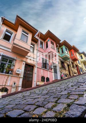 Blick auf die bunten historischen Gebäude in Balat. Balat ist das traditionelle alte Viertel im Stadtteil Fatih in Istanbul. Stockfoto