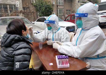 ANYANG, CHINA - 12. JANUAR 2022 - Einwohner nehmen an der dritten Runde der Nukleinsäuretests im Landkreis Hua, Stadt Anyang, Provinz Henan, China, Teil, 12. Januar Stockfoto