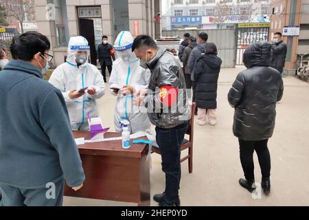 ANYANG, CHINA - 12. JANUAR 2022 - Einwohner nehmen an der dritten Runde der Nukleinsäuretests im Landkreis Hua, Stadt Anyang, Provinz Henan, China, Teil, 12. Januar Stockfoto