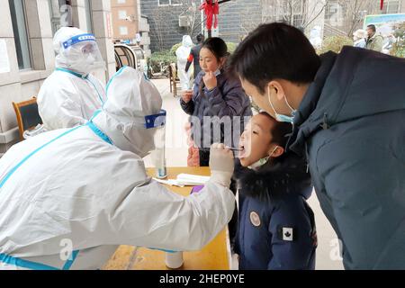 ANYANG, CHINA - 12. JANUAR 2022 - Einwohner nehmen an der dritten Runde der Nukleinsäuretests im Landkreis Hua, Stadt Anyang, Provinz Henan, China, Teil, 12. Januar Stockfoto